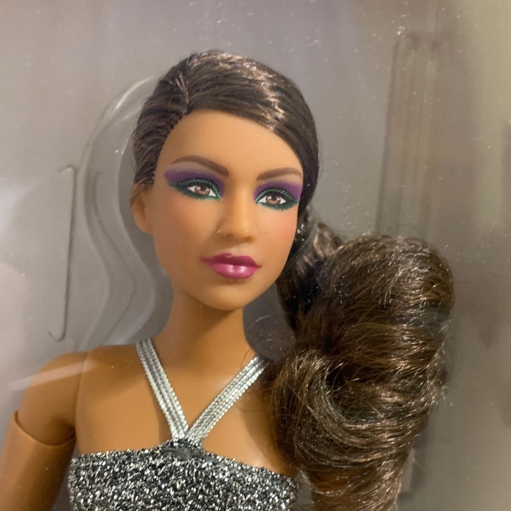 NIB Barbie Signature Looks 12 Articulated Fashion Brunette